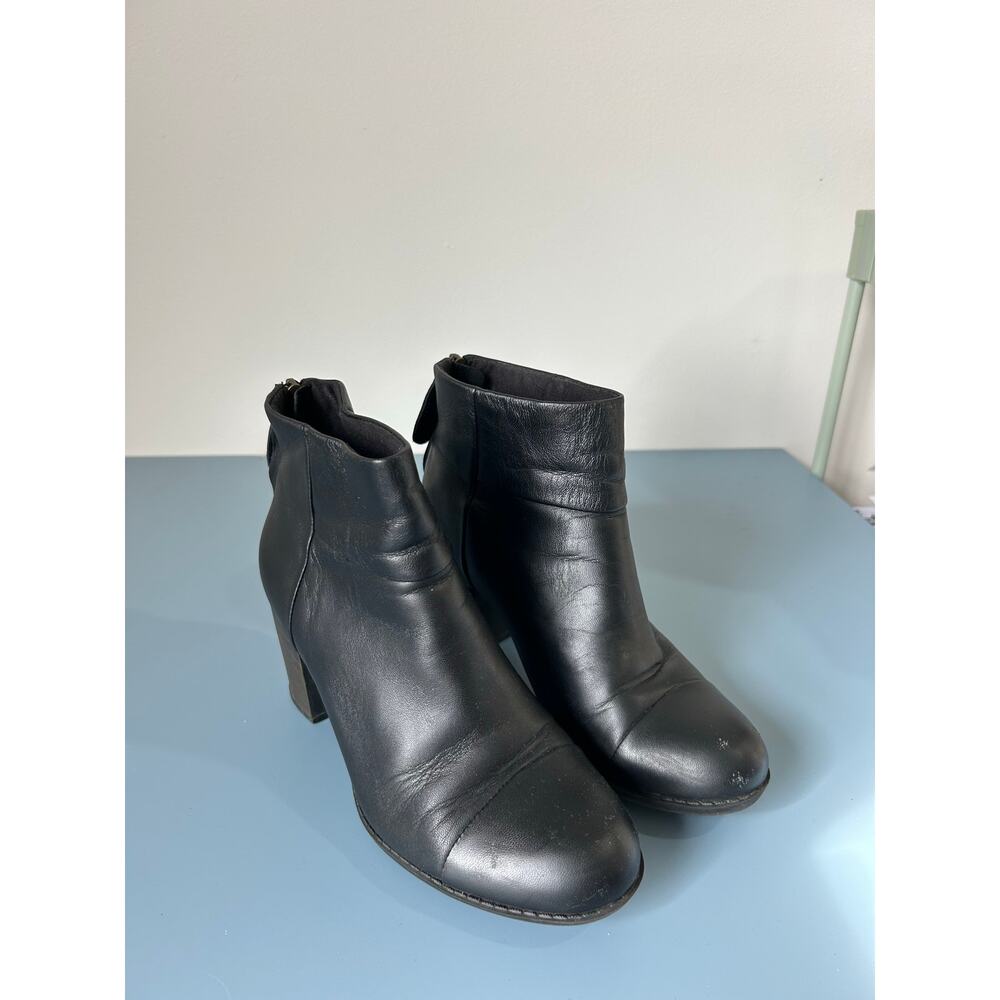 Clarks Collection Cushion black leather booties womens 7 heel zipper some flaws